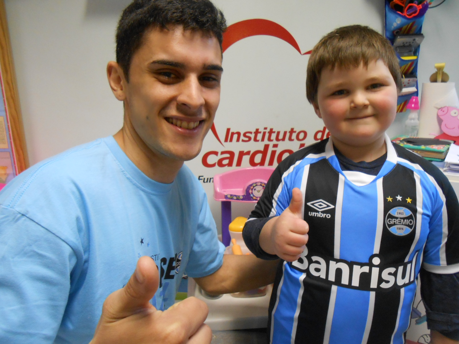 Murilo faz tratamento no Instituto de Cardiologia. O menino de Erechim queria muito ganhar sua camiseta do Grêmio algo que foi possivel graças a colaboração do voluntário Cláudio Schuster.