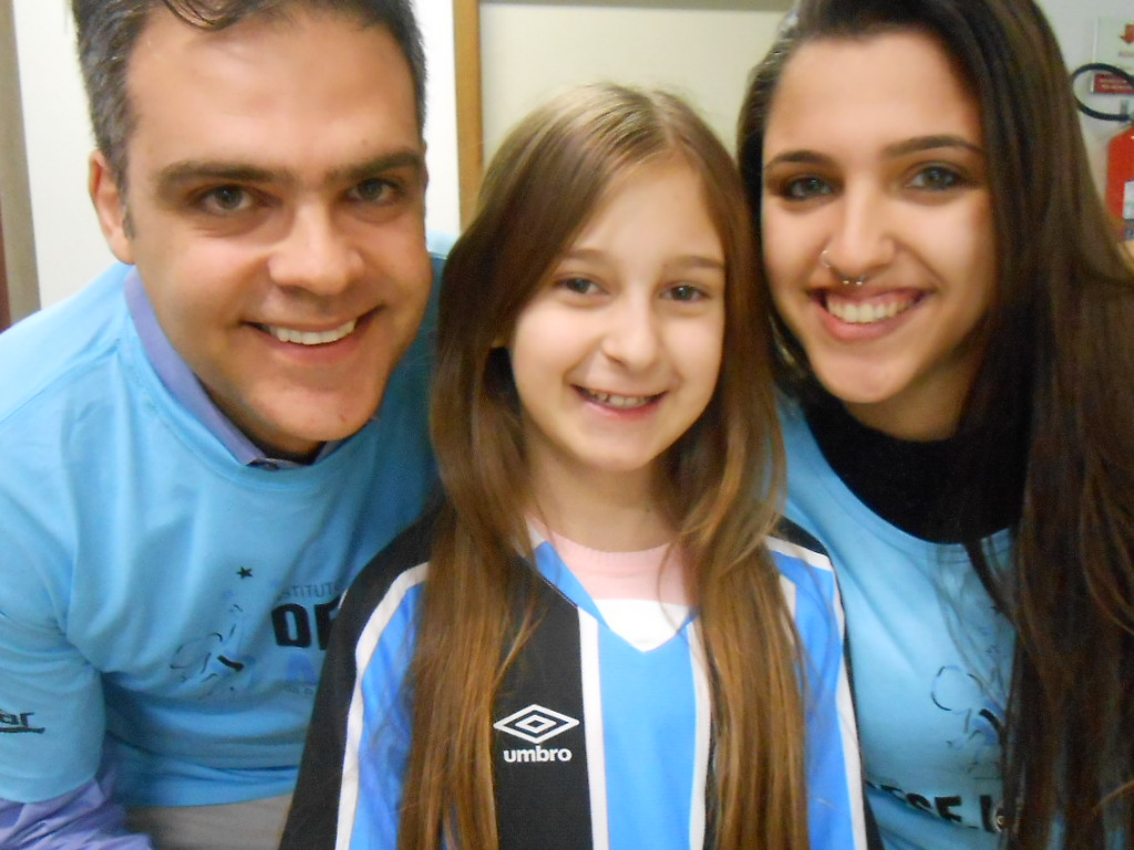 Ana Júlia faz tratamento no Instituto de Cardilogia e fará uma cirurgia para melhorar sua qualidade de vida! Não temos dúvida que tudo dará certo. Ana Júlia tem a raça e a garra de uma gremista. A menina ganhou sua camiseta oficial do Grêmio personalizada com seu nome dos voluntário Daniel Kara e Renata Sander.