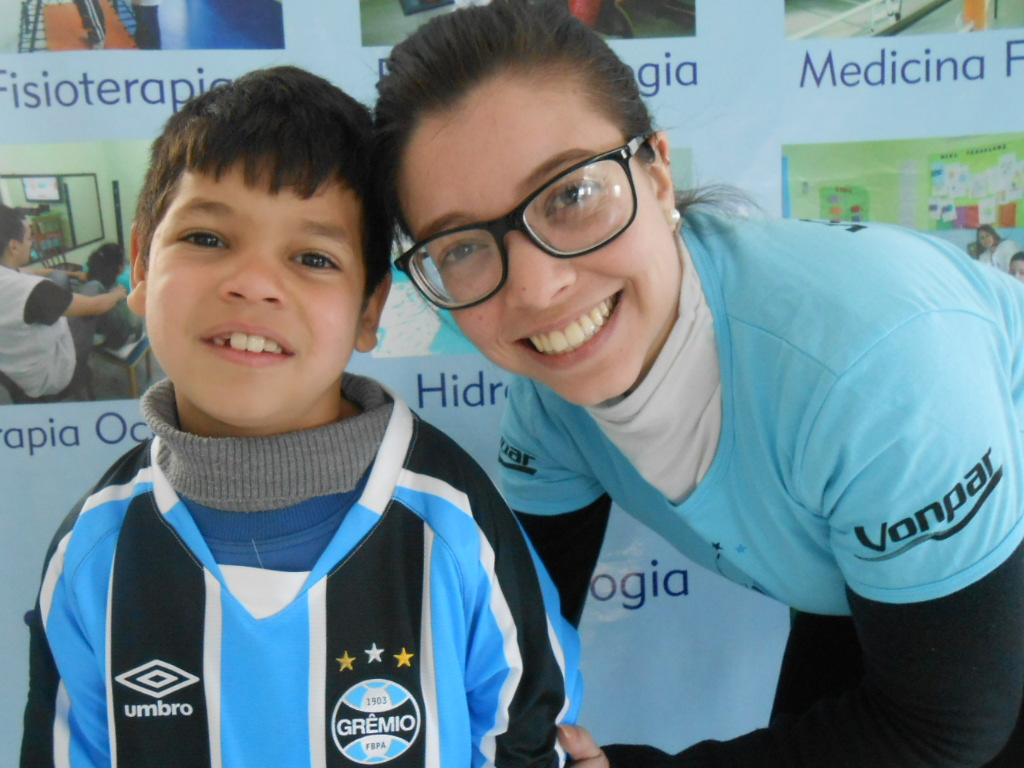 Igor faz tratamento na CEREPAL. Ao ganhar sua camiseta da voluntária Anajullia disse que vai fazer a estreia no jogo contra o Galo no domingo. É isso ai Igor, força e fé no tratamento e no Grêmio.