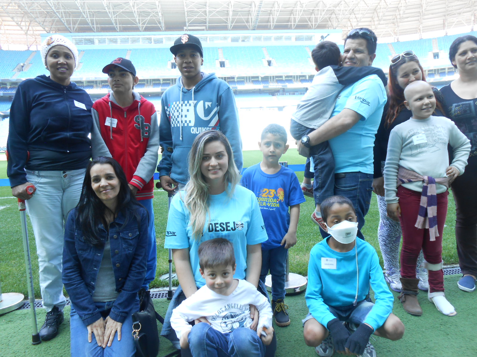 Na última quinta-feira aconteceu mais uma visita com as crianças atendidas pelo Desejo Azul na Arena do Grêmio. Desta vez foi uma delegação de crianças do Instituto do Câncer Infantil que se emocionaram com tudo que viram na belíssima Arena . Participação dos voluntários Sandro Requena e Andressa Fanese.