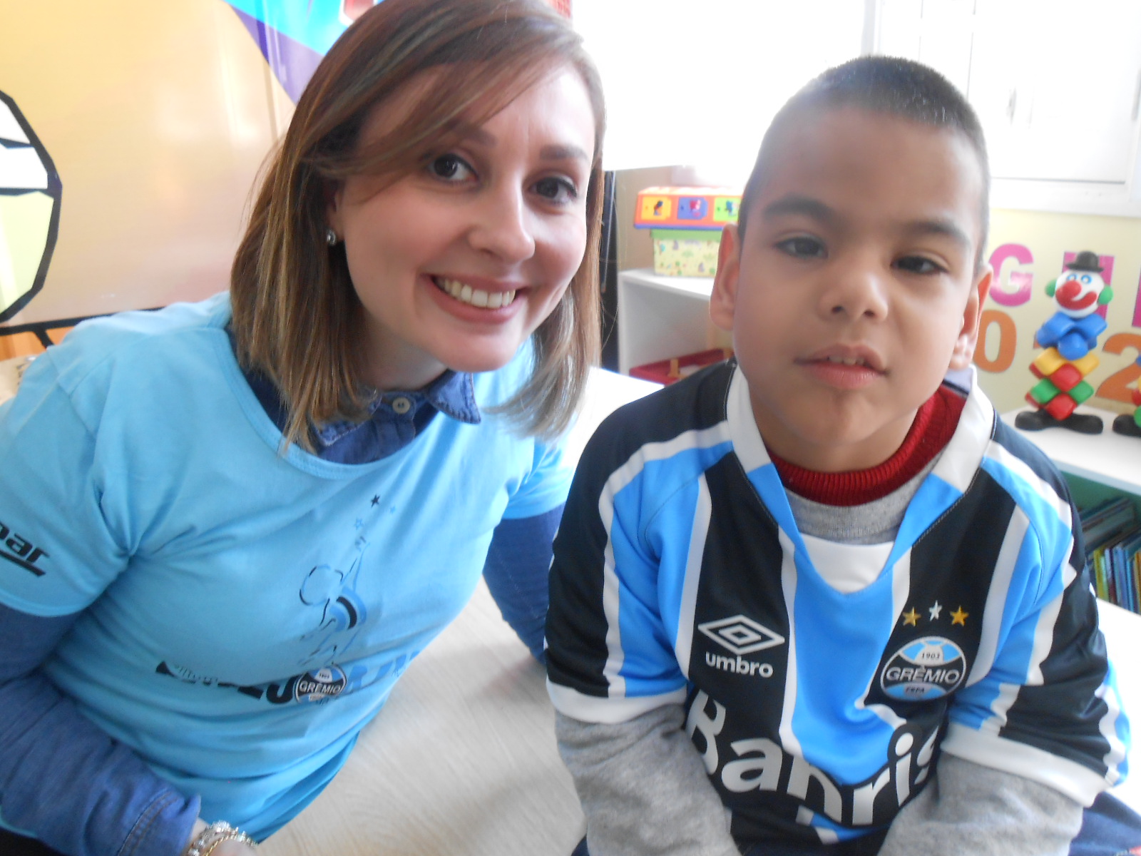 O Lucas já está uniformizado para o próximo jogo do Grêmio. Isso porque depois de tanto esperar finalmente chegou a hora de ganhar sua camiseta Tricolor personalizada. E tudo isso aconteceu com a colaboração da voluntária Karina Giugno Soares