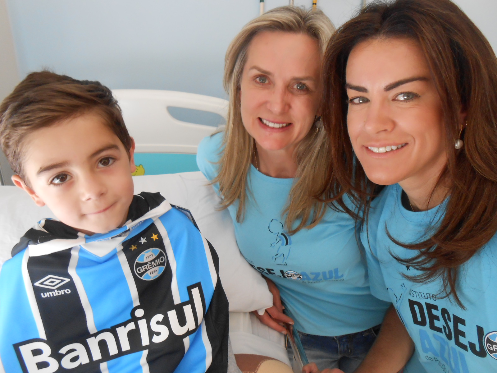 Eduardo tem 4 anos e faz tratamento no Instituto de Cardiologia. Seu coração cada vez mais forte e azul bateu forte. Contando com um voluntáriado em dose dupla Eduzinho ganhou sua camiseta tricolor personalizada das voluntárias Luciana Brambila e Astrid Spohr