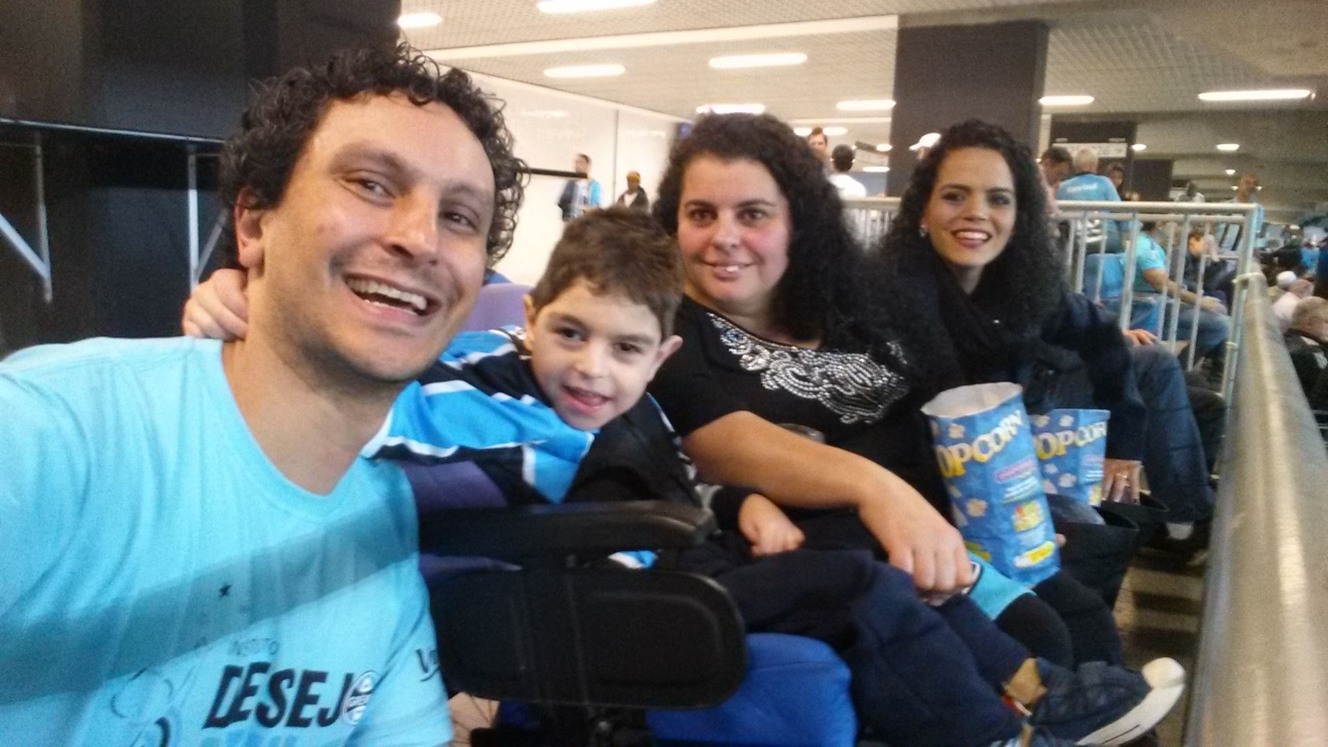 Dyonathan já havia ganho sua camiseta do Grêmio. Faltava agora ir na Arena, algo inédito para esse pequeno gremista de sorriso encantador. E com a colaboração do voluntário Jorge Luis Flores Júnior e sua esposa Naiara Flores.