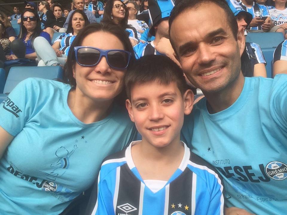 Gustavo jpá tinha recebido a camiseta do Grêmio numa ação do Desejo Azul . Agora era hora de realizar mais um desejo do menino, ou seja, leva-lo a um jogo do Tricolor na Arena. E com a colaboração dos voluntários Márcia Prokopiuk Rodrigues e Cristiano Neves da Silva Gustavo e seu avô foram ver Grêmio x Atlético MG . Parabéns a todos os envolvidos.