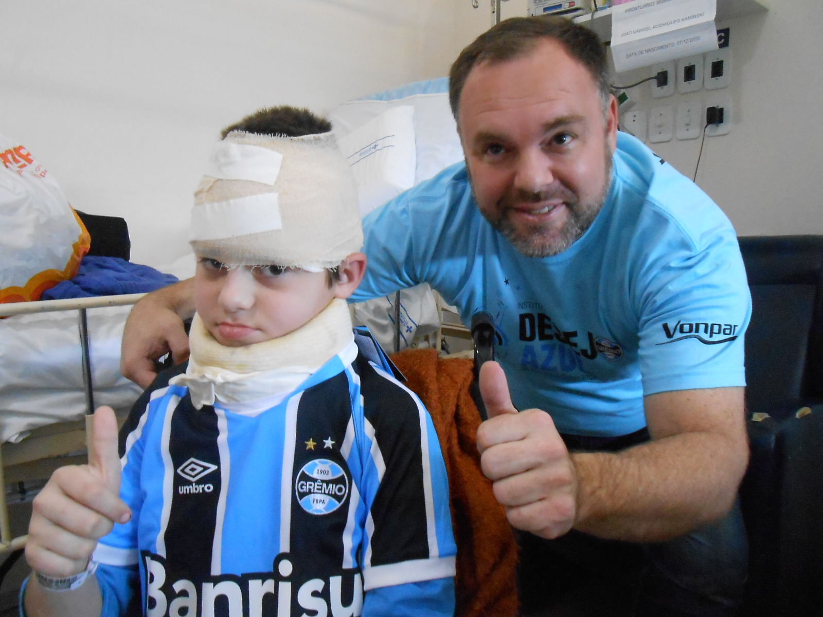 João está fazendo tratamento no Hospital São Lucas da PUC. Está se recuperando e em breve já estará pelos campos e quadros jogando futebol que tanto gosta vestindo orgulhosamente a camiseta do Grêmio que ganhou do voluntário Fábio Mundstock.