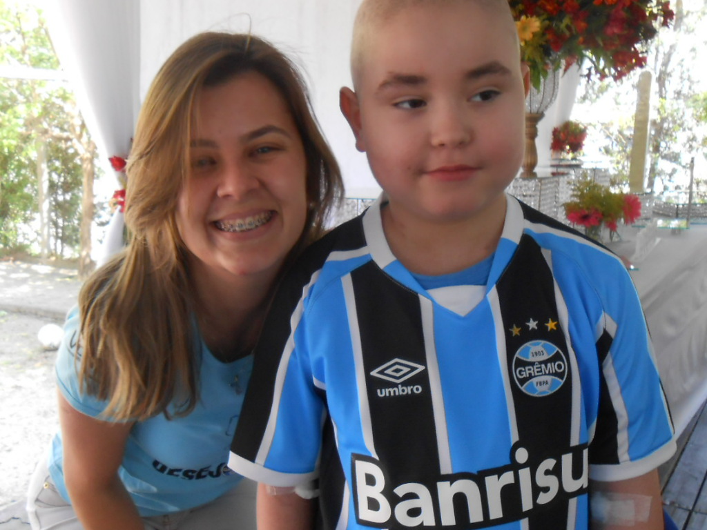 João faz tratamento no Hospital de Clínicas e está internado na Casa de Apoio do Instituto do Câncer infantil. Seu desejo mais que azul era ganhar uma camiseta do Grêmio personalizada com seu nome . E tudo isso se tornou realizada graças a voluntária Paola Rossana Sansonovicz.