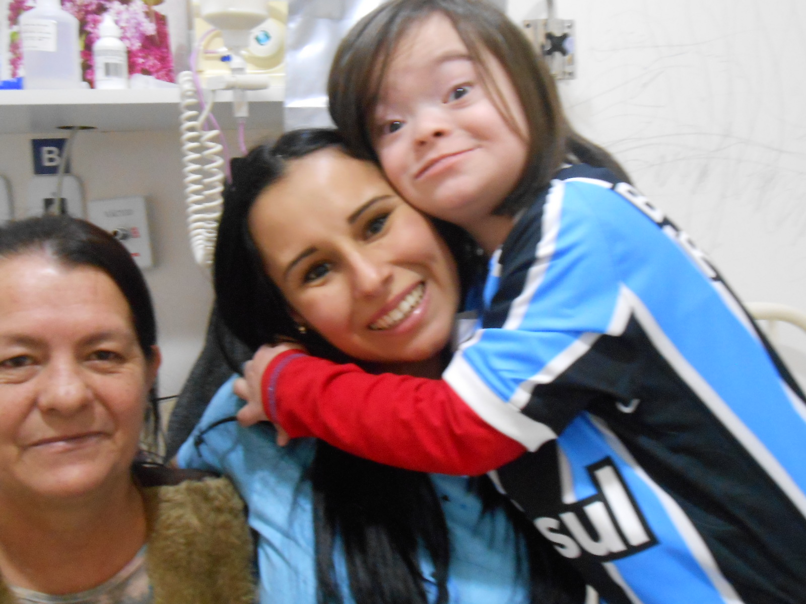 Roger faz tratamento no Hospital São Lucas da PUC há oito anos. Esse é um guerreiro. E continua com uma alegria contagiante. Alegria essa que se tornou maior ainda quando a voluntária Michele Petersen entregou a ele uma camiseta oficial do Grêmio personalizada com seu nome.