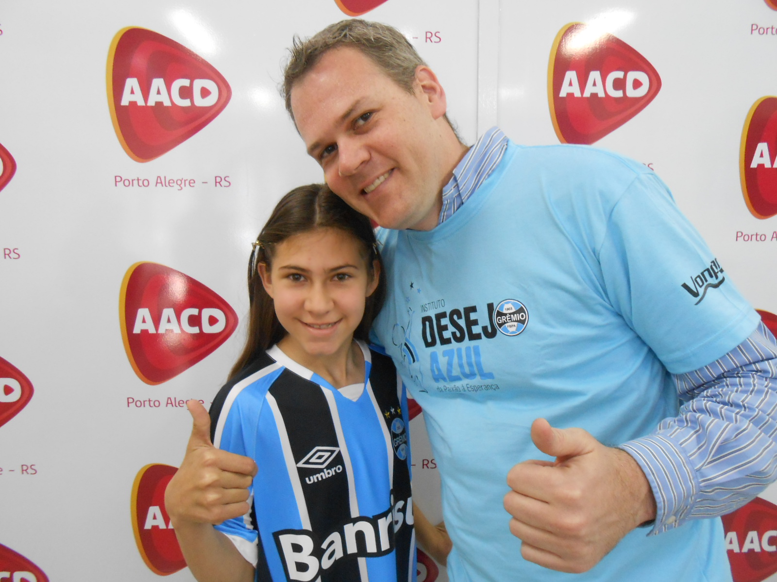Depois de aguardar ansiosamente hoje finalmente foi o grande dia da Sthefany que faz tratamento na AACD/RS. Ela como grande gremista que é desejava como poucas ganhar sua camiseta do Grêmio oficial personalizada com seu nome. E tudo foi possivel graças a colaboração do voluntário Henrique Azambuja.