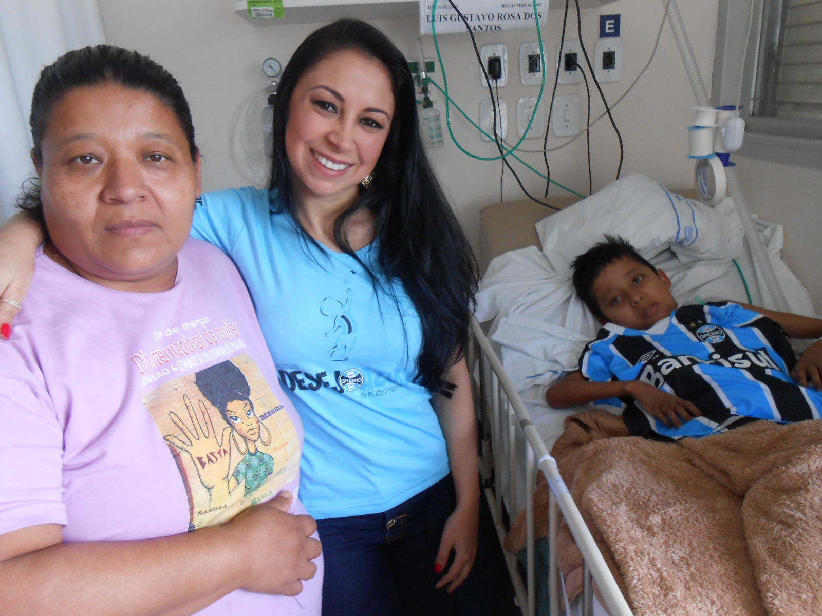 Luiz faz tratamento no Hospital São Lucas da PUC. É um guerreiro, um batalhador assim como todo o gremista. O menino queria uma camiseta do Grêmio o que foi possível com a colaboração da voluntária Aline Petersen.