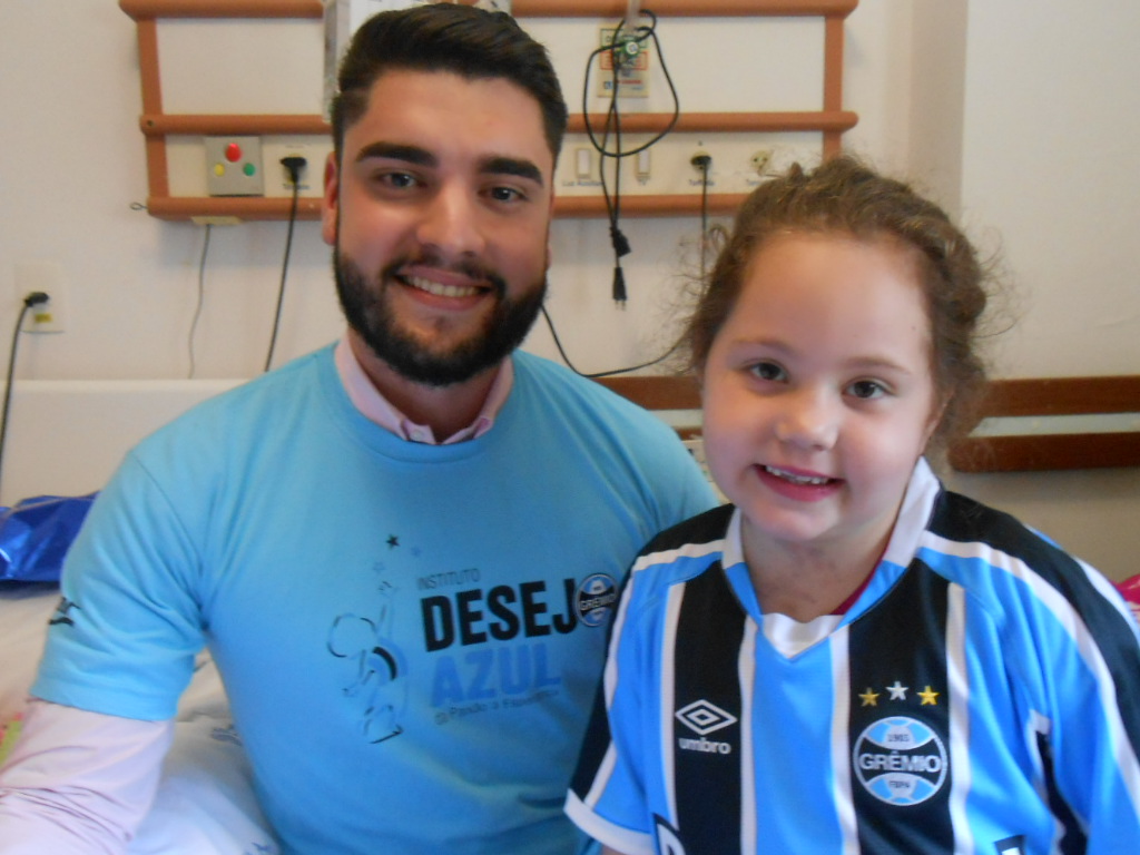 Marciele faz tratamento no Hospital da Criança Santo Antonio. Além da simpatia e da doçura a menina é uma guerreira, uma lutadora. A menina queria muito ganhar uma camiseta do Grêmio personalizada com seu nome , algo que foi possivel com a colaboração do voluntário Felippe Riesgo.