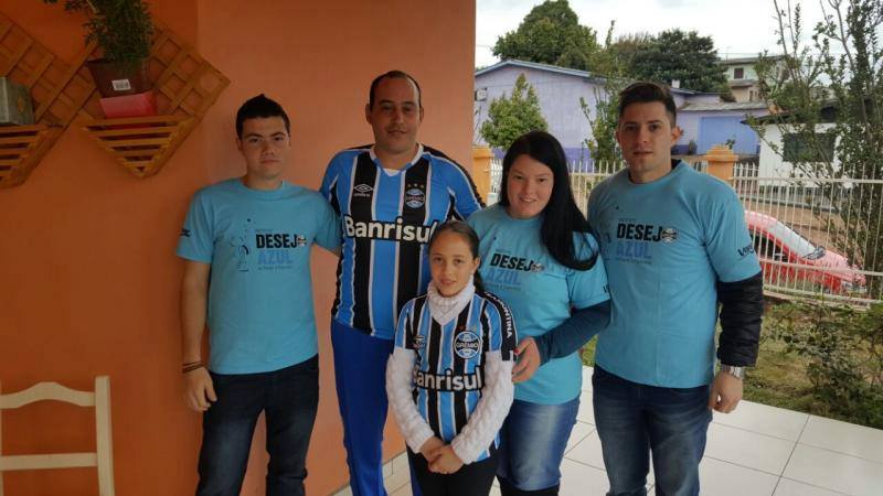 Lisarli mora em Ibiaça-RS. O menino é gremista fanática e desejava ganhar uma camiseta do Tricolor. E com a colaboração dos voluntários Paulo Henrique Santini, Valéria Rech Patrick Liprelli fizemos com que o manto tricolor atravessasse o Estado e chagasse até o menino.