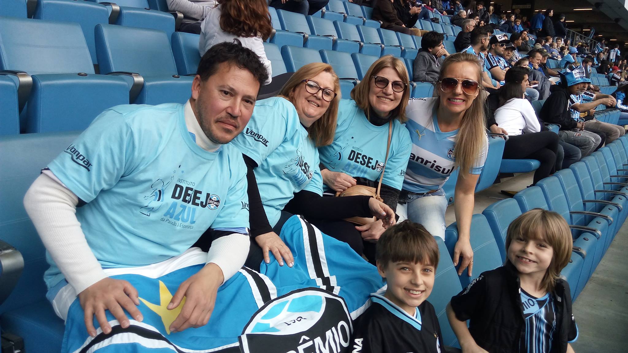 Leonardo nunca havia ido a um jogo na Arena. Era um dos seus grandes desejos. E com a ajuda dos voluntários Susana Pranke, Éder Veeck e Ieda Figueiredo levamos Leonardo , seu irmão e sua mãe ao jogo contra a Chapecoense onde o Tricolor conquistou mais uma vitória