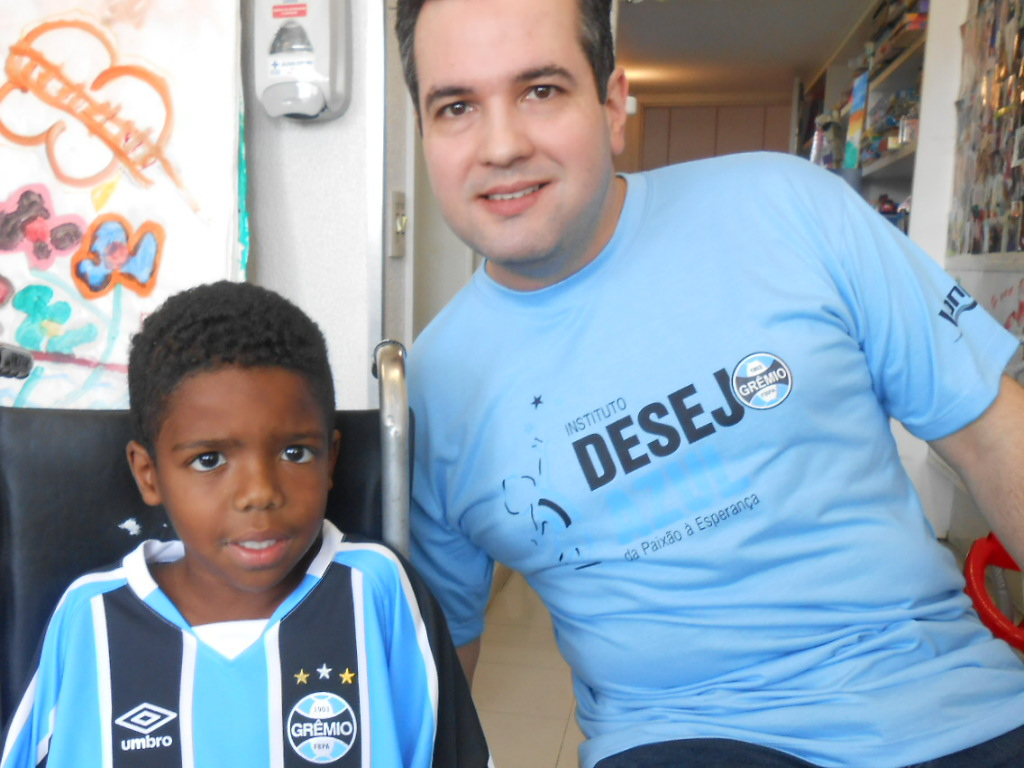 Andrio faz tratamento no Hospital São Lucas da PUC. Como bom gremista é um guerreiro, um lutador. Andrio desejava ganhar uma camiseta do Grêmio personalizada com seu nome o que foi possível com a colaboração do voluntário Roberto Gallo.