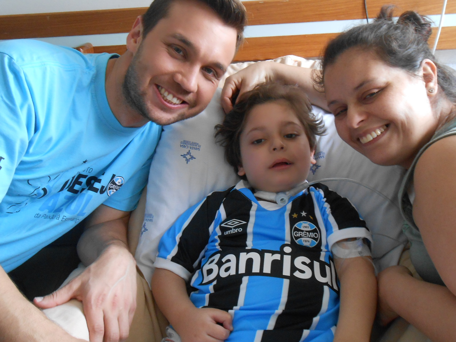 Luquinhas faz tratamento no Hospital da Criança Santo Antonio. É o típico gremista. Lutador, bravo , que não desiste nunca da batalha. Um vitorioso da batalha pela vida. Lucas queria ganhar sua camiseta oficial do Grêmio personalizada com seu nome o que foi possível graças aos voluntários João Batista Filho e Donesca Machado.