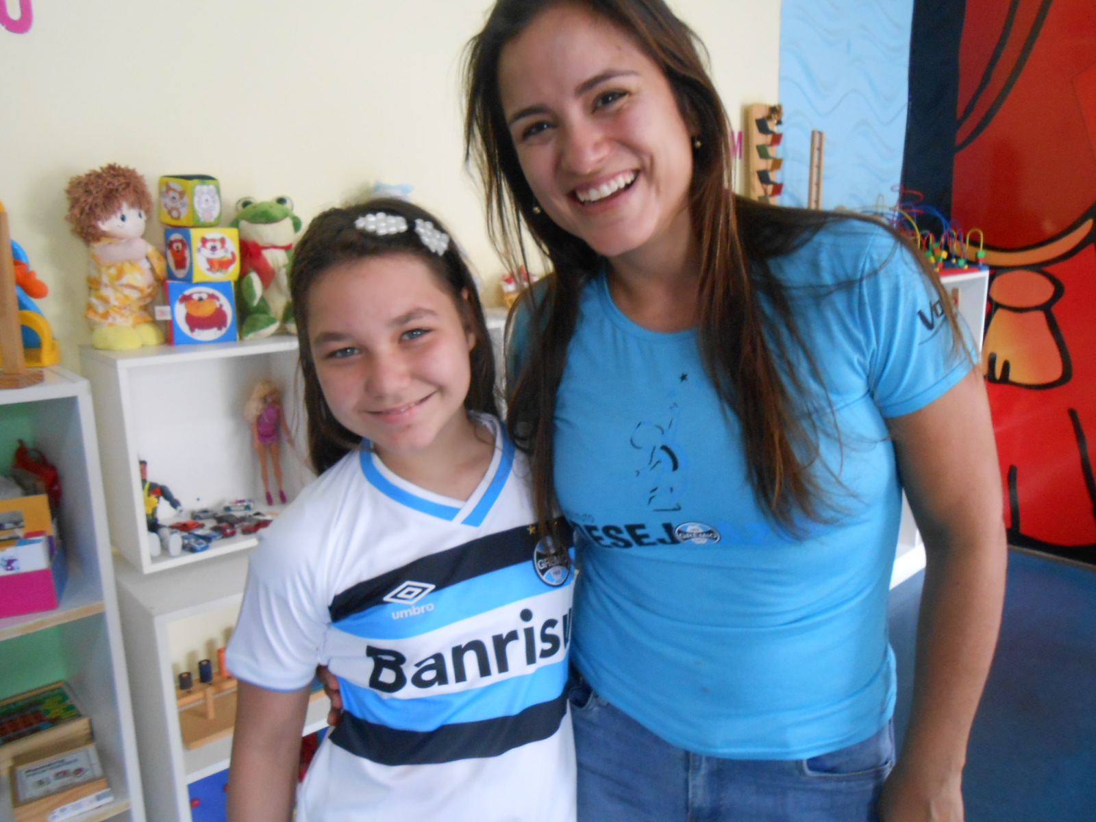 Amanda tem 10 anos e faz tratamento no Educandário São João Batista. Como seu pai é uma gremista de fé e esperava ansiosa por sua camiseta do Grêmio oficial e personalizada com seu nome. A ação contou com a colaboração da voluntária Mariana Fittipaldi Pons.