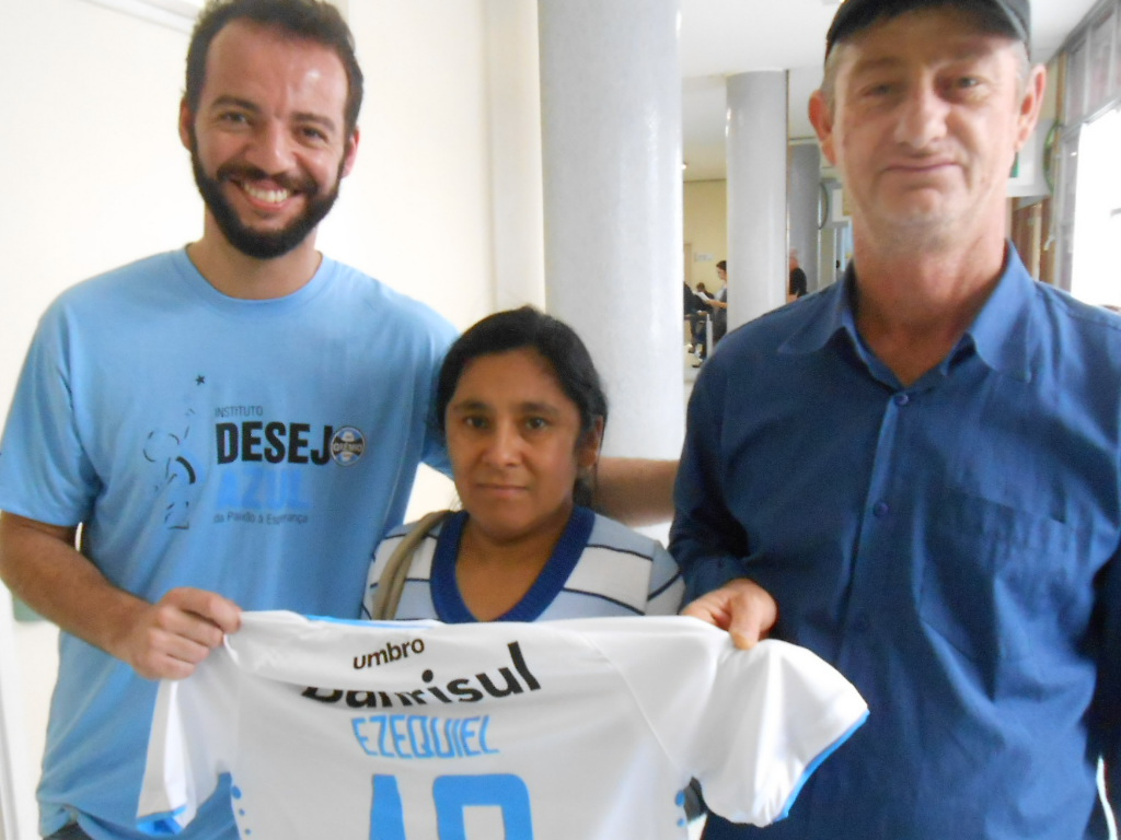 Ezequiel está fazendo tratamento no Hospital de Clínicas de Porto Alegre. Seu desejo era ganhar a camiseta do Grêmio e depois sair jogando bola por ai como ele sempre fez. No momento da ação a camiseta foi recebida por seus pais já que o menino passava por um pequeno procedimento e entregue pelo voluntário Douglas Martello.