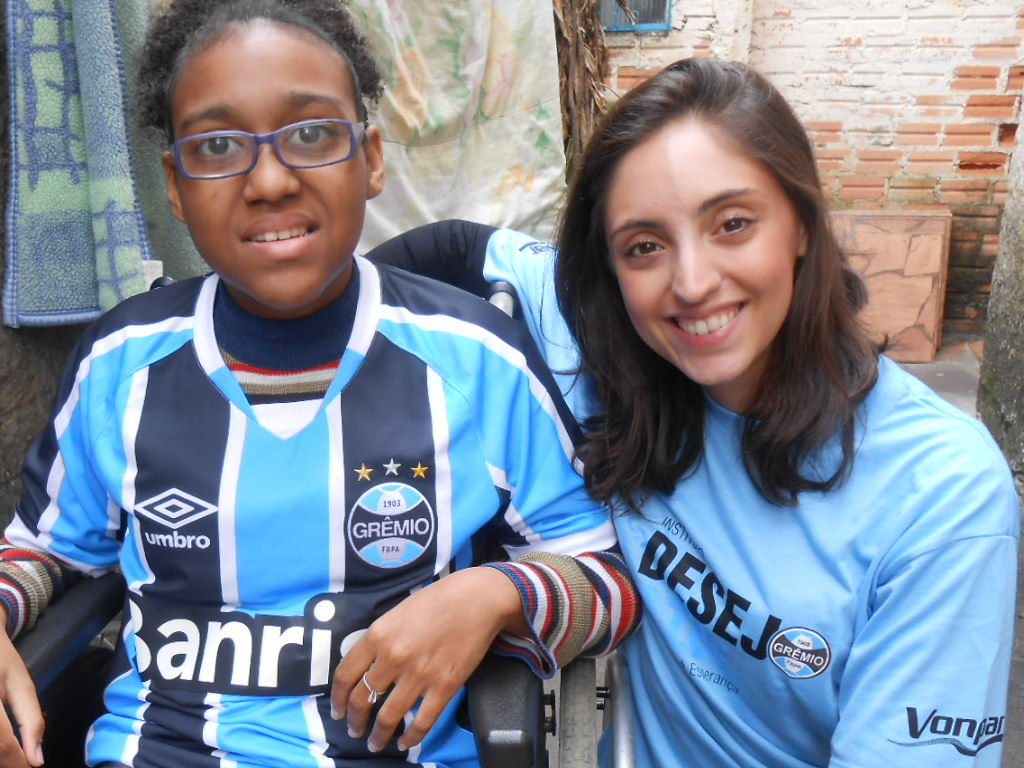 Ilka, a Ilkinha como é mais conhecida é uma apaixonada pelo Grêmio. Fanática, daquelas que ganha camisetas do Tricolor desde pequena e não deixa de ouvir ou assistir nenhum jogo. Ilkinha pediu uma camiseta nova do Grêmio. A que tinha já não cabia mais nela. E com a colaboração da voluntária Clarissa Caum levamos até a residência da menina onde toda familia esperava ansiosa pelo sonhado presente.