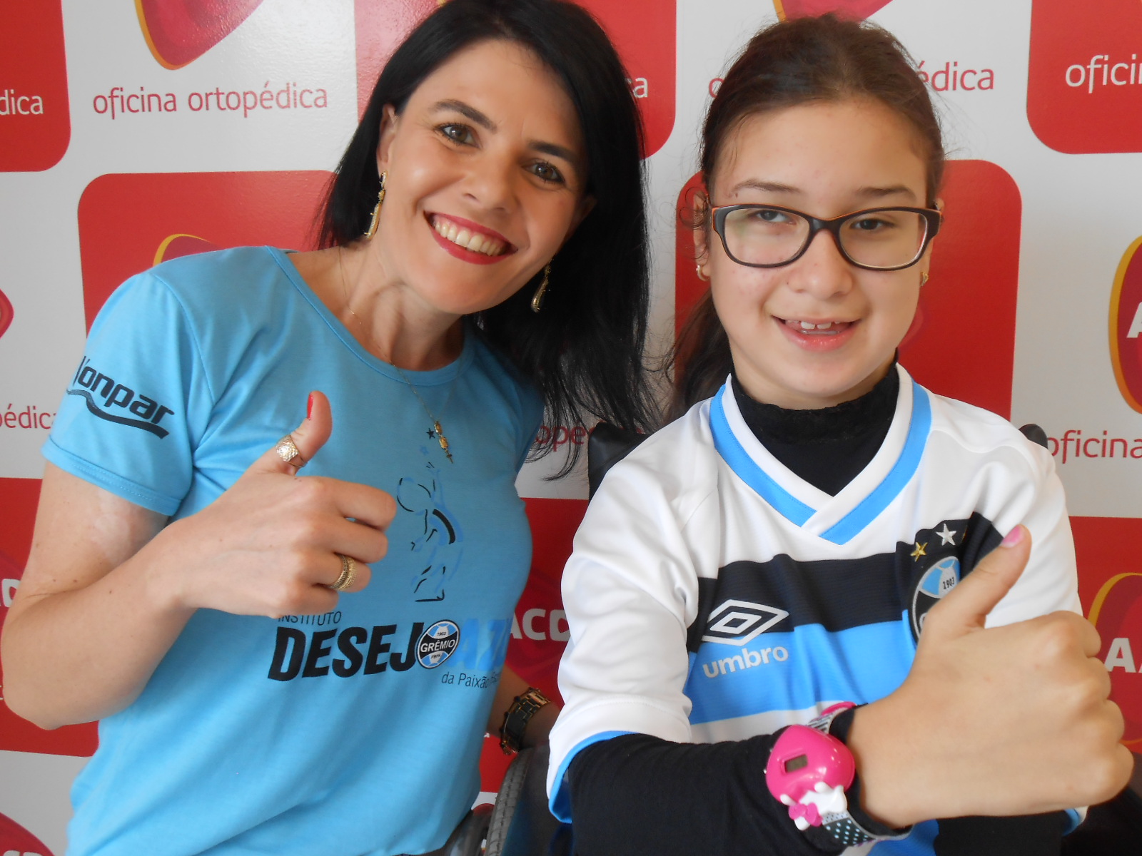 Camila mora em Camaquâ e faz tratamento na AACD em Porto Alegre. Seu desejo era ganhar uma camiseta oficial do Grêmio pois nunca havia ganho uma antes.Logo ela uma gremista fanática ! E com a colaboração da voluntária Aline Gariboti entregamos a ela este presentão que deu sorte pois à noite Camila assistiu a vitória do Grêmio já fardada com seu novo uniforme.