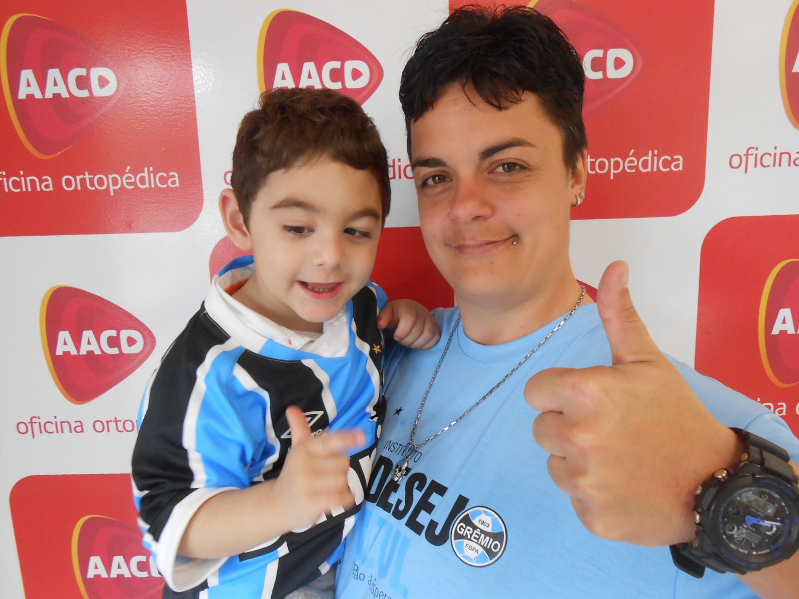 Brendon faz tratamento na AACD. É um gremistão de muita fibra e de muita garra. Ao ganhar sua camiseta oficial do Grêmio personalizada com seu nome da voluntário Thaina Ratke beijava o distintivo do time do coração.