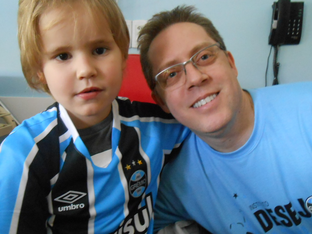 Miguel tem cinco anos e está fazendo tratamento no Instituto de Cardiologia. De coração novo e cada vez mais azul o menino desejava ganhar uma camiseta oficial do Grêmio personalizada com seu nome. E com a colaboração do voluntário Luciano Hocsman levamos este presentão para o menino! Saúde Miguelzinho!