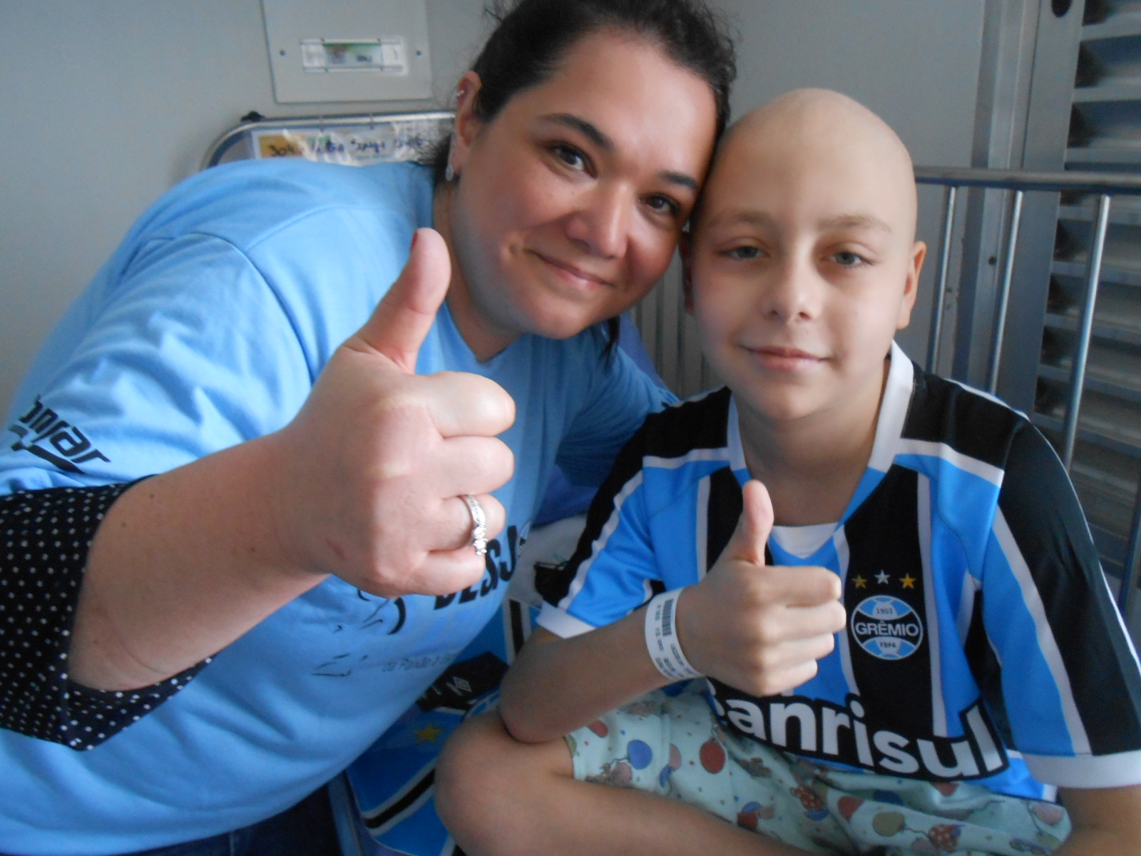 Pietro faz tratamento no Hospital Conceição. Assim como todo gremista é um lutador. Um guerreiro de sangue azul que não se entrega na adversidade. Pietro assistiu ontem a vitória do seu Grêmio com a camiseta oficial personalizada com seu nome graças a voluntária Luciana Silva.