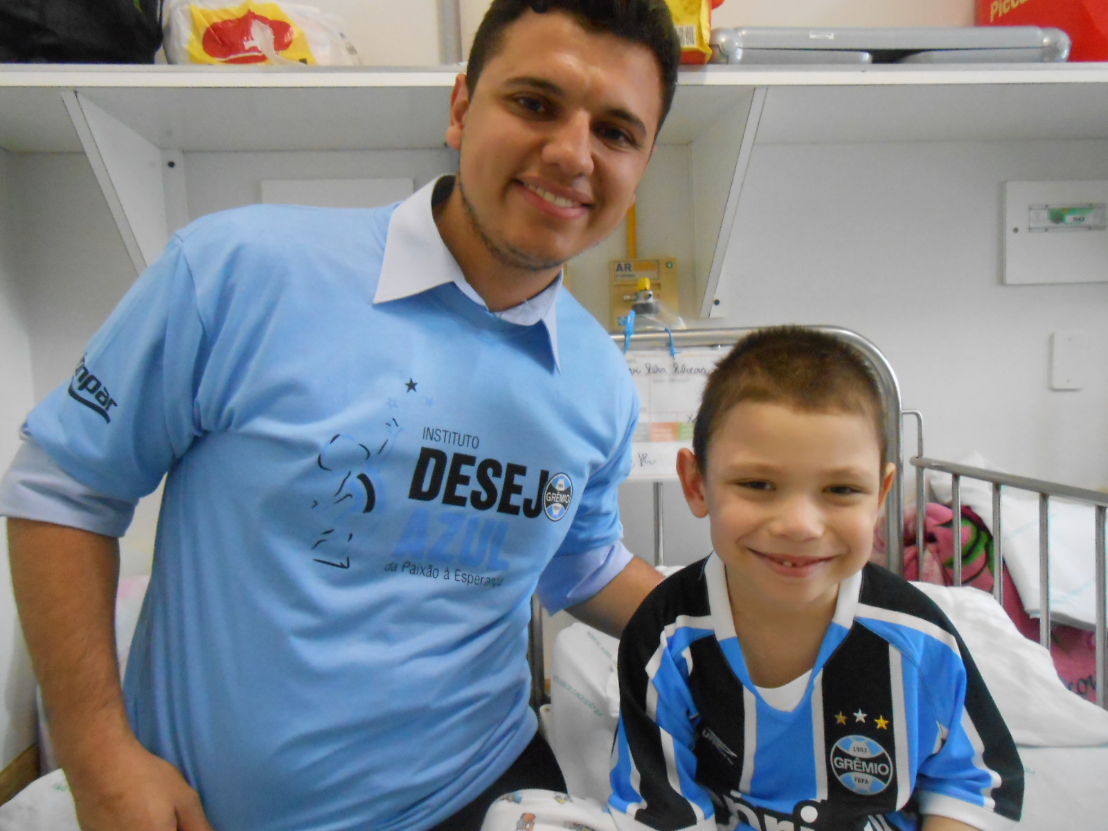 Davi faz tratamento no Hospital Conceição. Ficou muito feliz quando o voluntário Gabriel Moura o presenteou com uma camiseta oficial do Tricolor personalizada com seu nome. O menino vai passar um domingo mais azul esperando mais vitórias do Grêmio.