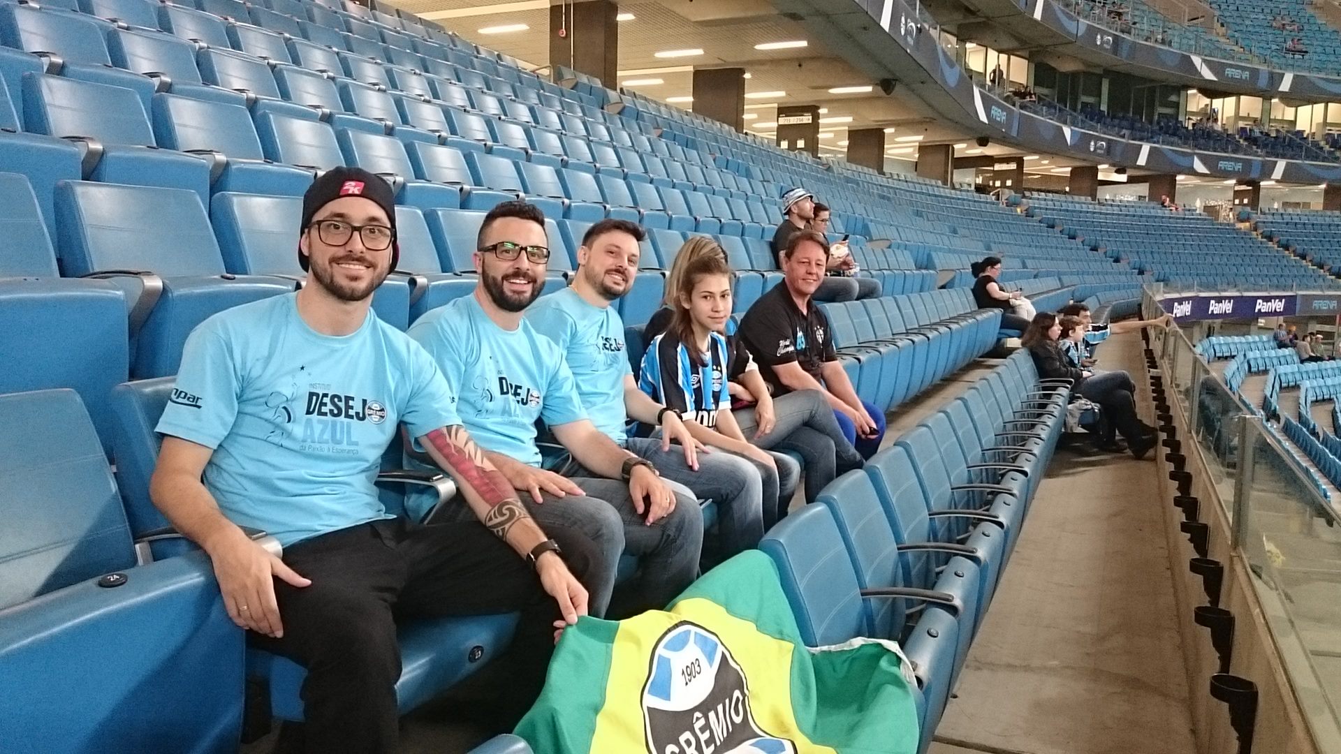 Sthefany já havia ganho sua camiseta. Faltava agora completar mais um sonho, ver um jogo do seu Tricolor ao vino na Arena. E este dia chegou no jogo em que o Tricolor ganhou do Atlético/PR por 1 x 0 gol do Pedro Rocha para a vibração da menina e seus pais que foram ao jogo graças aos voluntários Rodrigo Silveira, Roberto Silveira e Roger dos Santos Silveira.