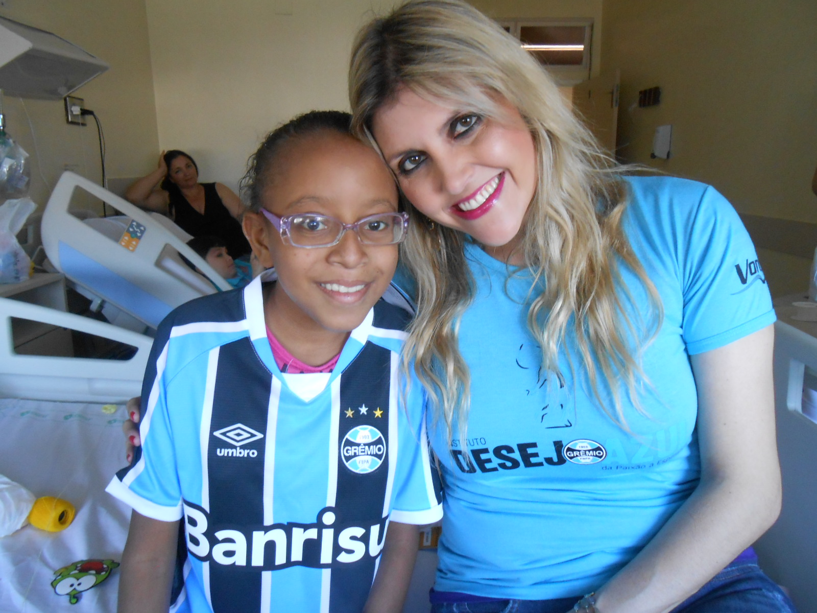 Eliziane faz tratamento no Hospital de Clínicas. A menina é uma lutadora e vai ganhar essa batalha sem dúvida alguma. Eliziane queria ganhar uma camiseta do Grêmio oficial personalizada com seu nome algo que foi possível graças a colaboracão da voluntária Lisanea Azevedo.