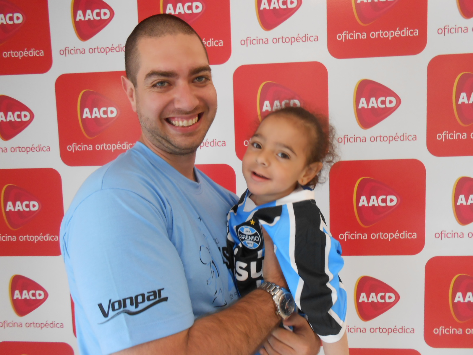 Sabrina tem três anos e faz tratamento na AACD. É uma gracinha de gremista. Querida, doce e simpática. Adorou e foi só felicidade quando o voluntário Raphael Gondar entregou a ela sua camiseta oficial do Grêmio personalizada com seu nome.