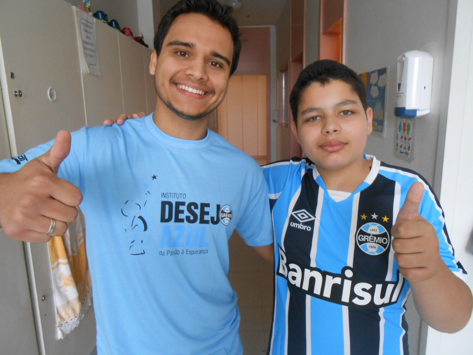 João Tiago faz tratamento no Hospital São Lucas da PUC. Seu desejo era ganhar uma camiseta oficial do Grêmio. Tudo foi preparado de surpresa. E quando o voluntário Márcio Vieira Júnior entregou o presente azul para ele a alegria entre os presentes na ação foi total. Saúde João Tiago !