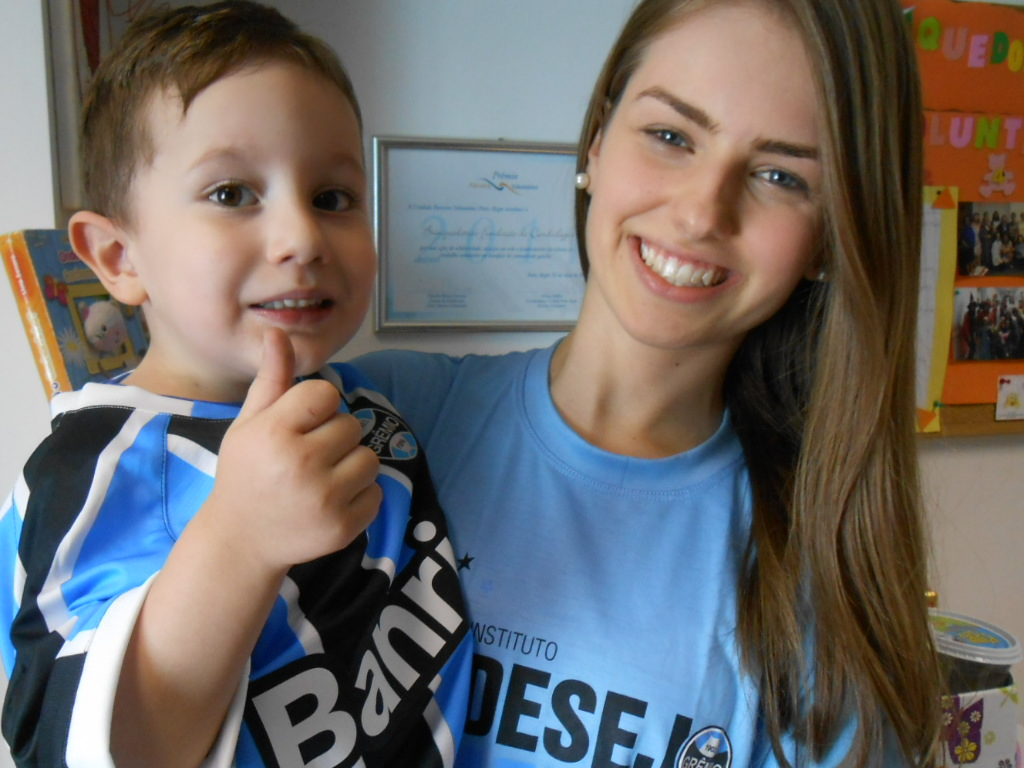 Ângelo está fazendo tratamento no Instituto de Cardiologia. Vai passar por um procedimento delicado mas com absoluta certeza vai vencer. Vai vencer porque é um guerreiro e forte como todo gremista. Ângelo ganhou sua camiseta oficial personalizada com seu nome da voluntária Caroline da Rosa.