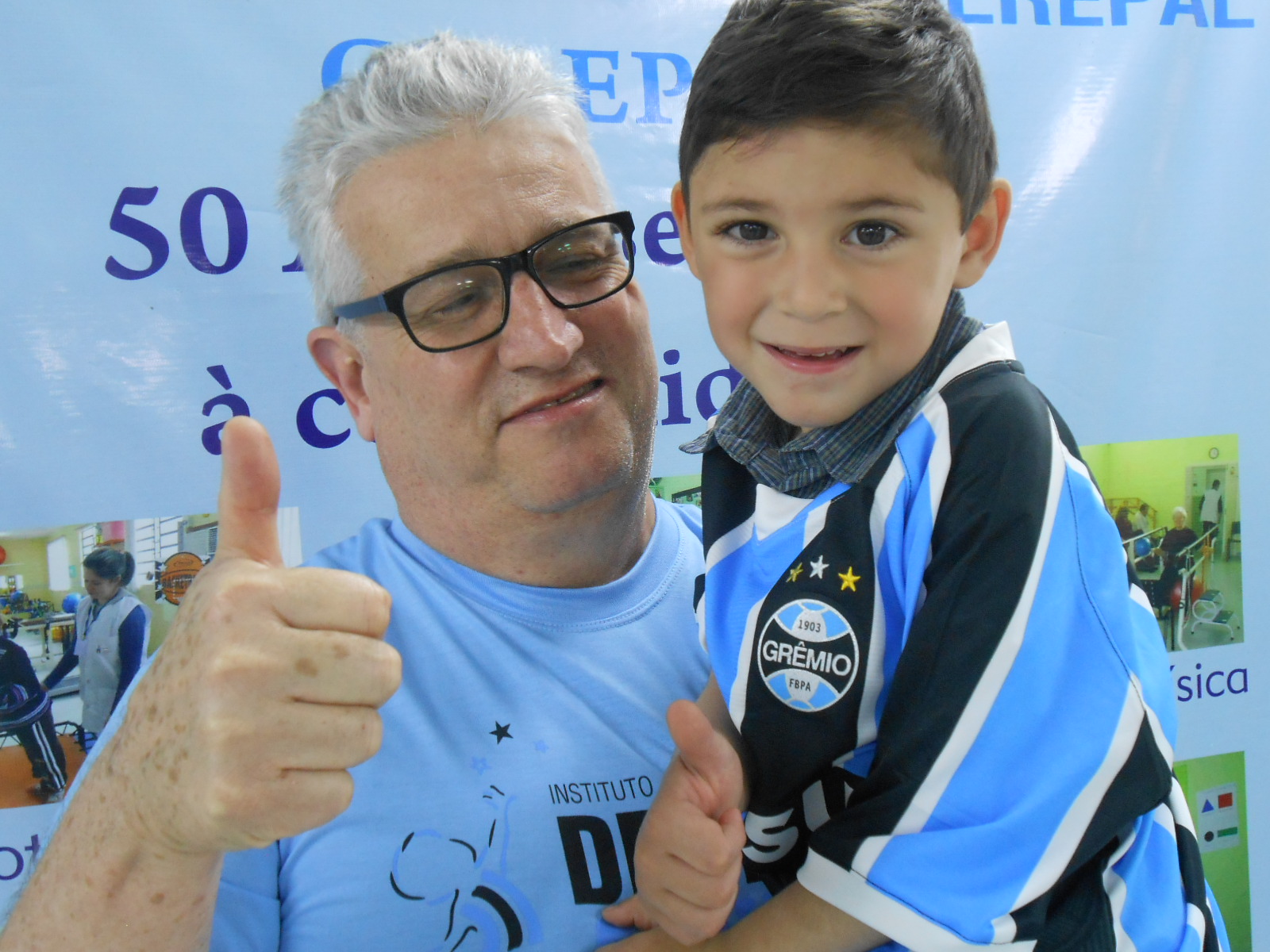 Davi Luka faz tratamento na CEREPAL. É um gremista queridão, carismático e vencedor. Davi Luka ganhou sua camiseta do Grêmio personalizada com seu nome para torcer na final da Copa do Brasil do voluntário Adair Dalenogari.