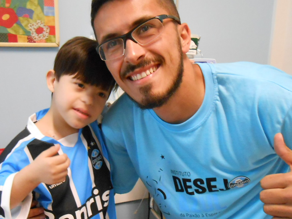 João Pedro faz tratamento no Instituto de Cardiologia. Esse menino é um gremista pé-quente mesmo ! Foi ganhar a camiseta oficial do Grêmio personalizada com seu nome do voluntário Felipe Nascimento e o Tricolor botou três no Galo e está com a mão na taça.