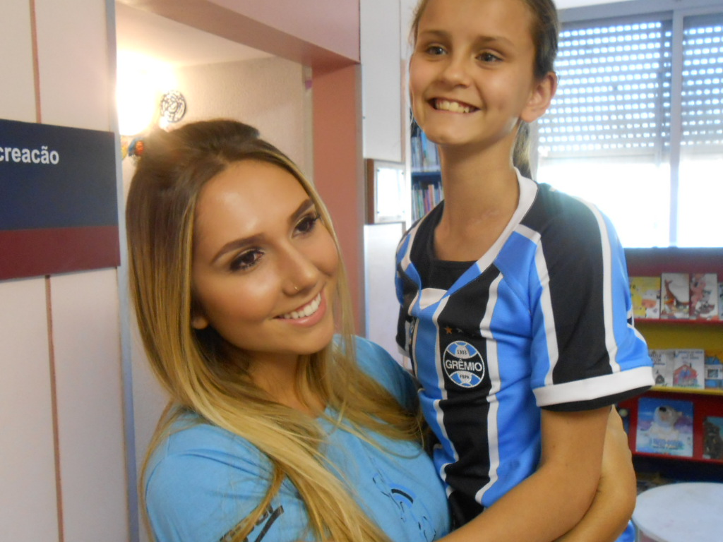 Paola faz tratamento no Hospital São Lucas da PUC . Como queria ganhar sua camiseta do Grêmio. Era um desejo antigo e que foi possivel graças a participação especial da voluntária Carol Portaluppi e João Victor Dalenogari.