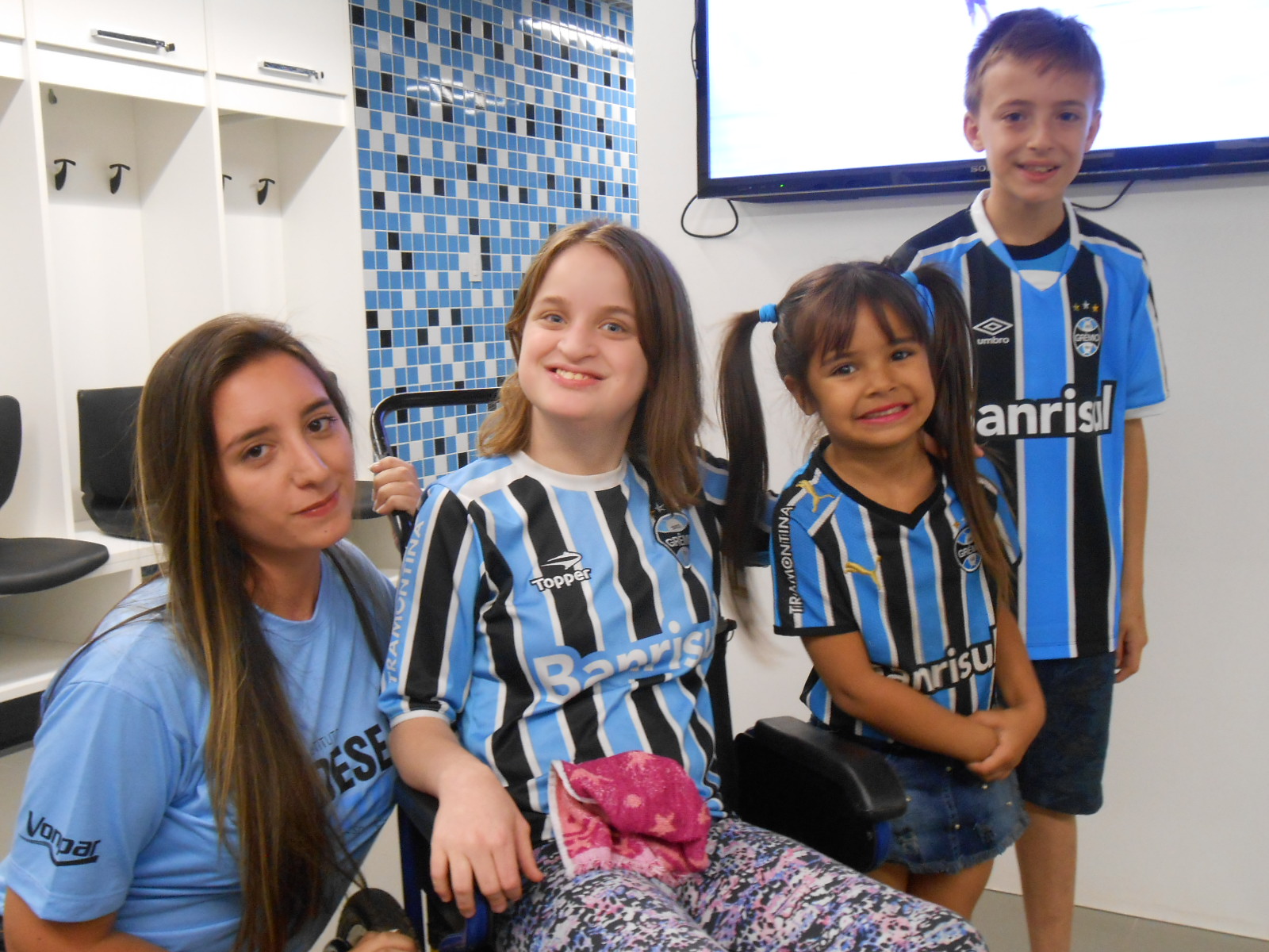 Na última quinta-feira realizamos mais uma visita/tour na Arena com algumas crianças atendidas pelo Desejo Azul. Desta vez foi o Lorenzo gremista de coração que ganhou a camiseta oficial do Tricolor . A ação contou com a colaboração da voluntária Gabriela Bertoldo.