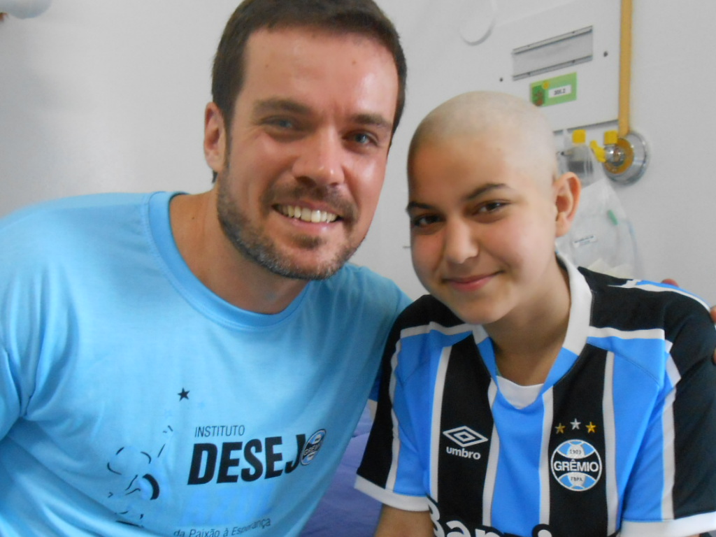 Andressa faz tratamento no Hospital Conceição. Uma luta dura na qual ela vai sair vencedora, assim como o seu Tricolor. Para dar mais força ao seu tratamento e torcer fervorosamente na próxima decisão Andressa ganhou sua camiseta oficial do Grêmio do voluntário Marcelo Maineri.