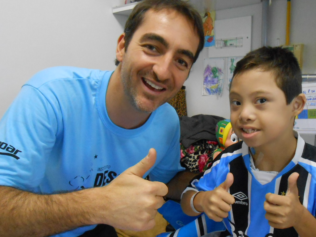 Gabriel faz tratamento no Hospital Conceição. Nessas horas é que mais precisamos de uma palavra de conforto, carinho, solidariedade e esperança, além de claro, se aliada a paixão pelo Grêmio fica muito melhor. Gabriel ganhou a camiseta oficial personalizada com seu nome do voluntário José Vicente Contursi.