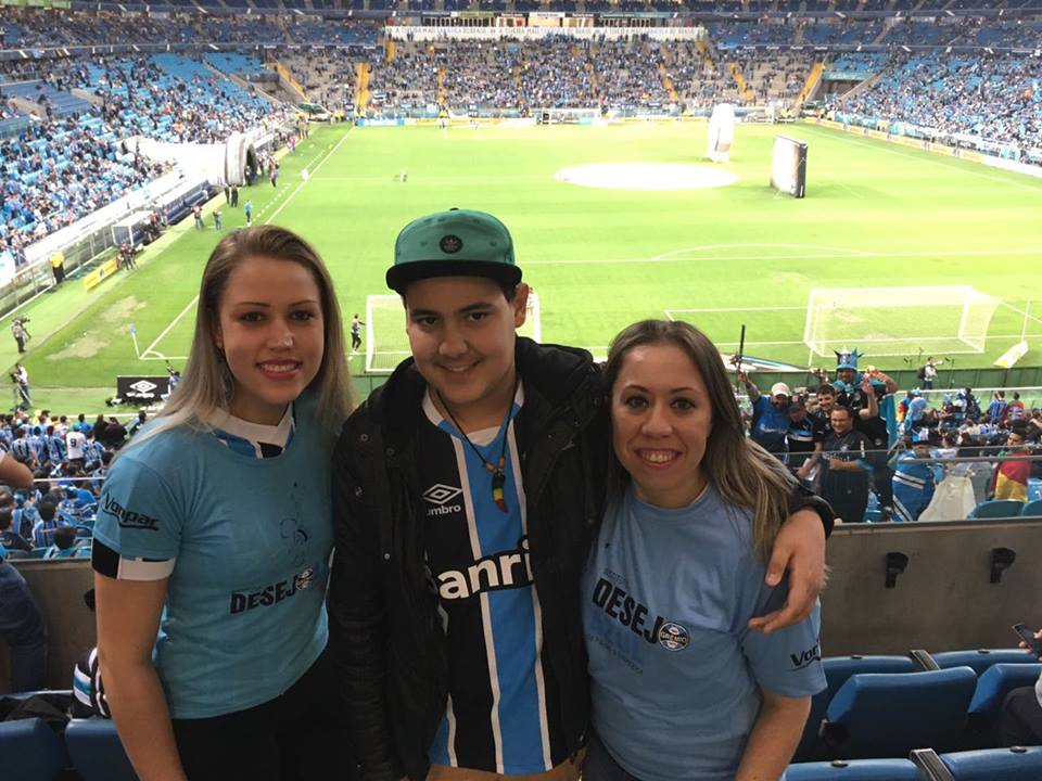 Maximus estava em estado de graça. Depois de se curar de uma longa enfermidade já foi fazer o tour na Arena e ontem assistiu pela primeira vez um jogo ofcial do Grêmio. E é pé-quente o guri pois com o empate contra o Cruzeiro o Tricolor já está na final da Copa do Brasil. Maximus e sua mãe Bia vibraram como nunca na Arena graças as voluntária Jerisa Santos e Camila Maciel.