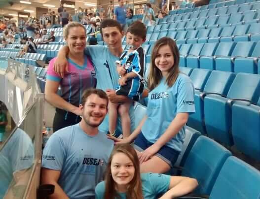 Davi Luka já havia ganho sua camiseta em uma ação do Desejo Azul. Faltava agora ir ver um jogo do Grêmio na Arena , um dos seus maiores desejos. E com a colaboração dos voluntários Diogo Werner, Bianca Braga e Agatha Werner o menino e seus pais assistiram ontem à noite mais um jogo do Tricolor no campeonato brasileiro.