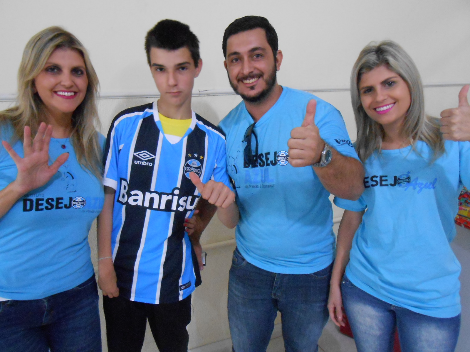 Na festa de Natal que realizamos no Educandário São João Batista Vitor ganhou a camiseta do Tricolor, mas como é de praxe nesta época ninguém ficou sem presente. Com a colaboração dos voluntários Kalynka Pfeger, Lisânea Azevedo e Cristiano Viana levamos presentes para mais de 60 crianças que estavam presentes no evento. Participação especial da voluntária Evelyn Froemming .