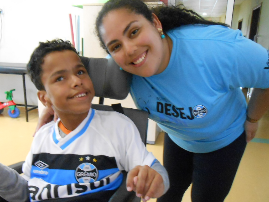 David faz tratamento na Kinder. É um aluno super aplicado e querido por todos os professores e profissionais desta instituição. Tanto é que na ação em que a voluntária Joelma Szabo entregou a camiseta do Grêmio para David havia uma grande assistência . Agora o menino vai curtir a grande decisão uniformizado.