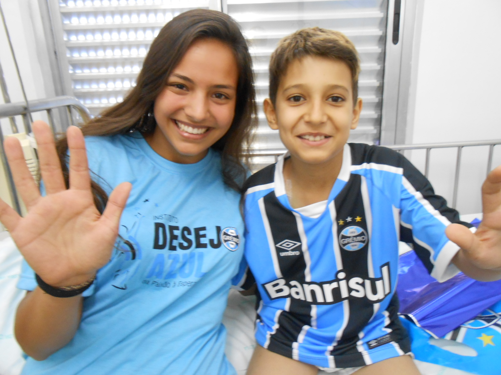 Érick tem 11 anos e faz tratamento no Hospital Conceição. Assim como o Grêmio vai vencer essa batalha com muita raça e garra. O menino vestiu com muito orgulho a camiseta que a voluntária Victória Andres lhe deu de presente.