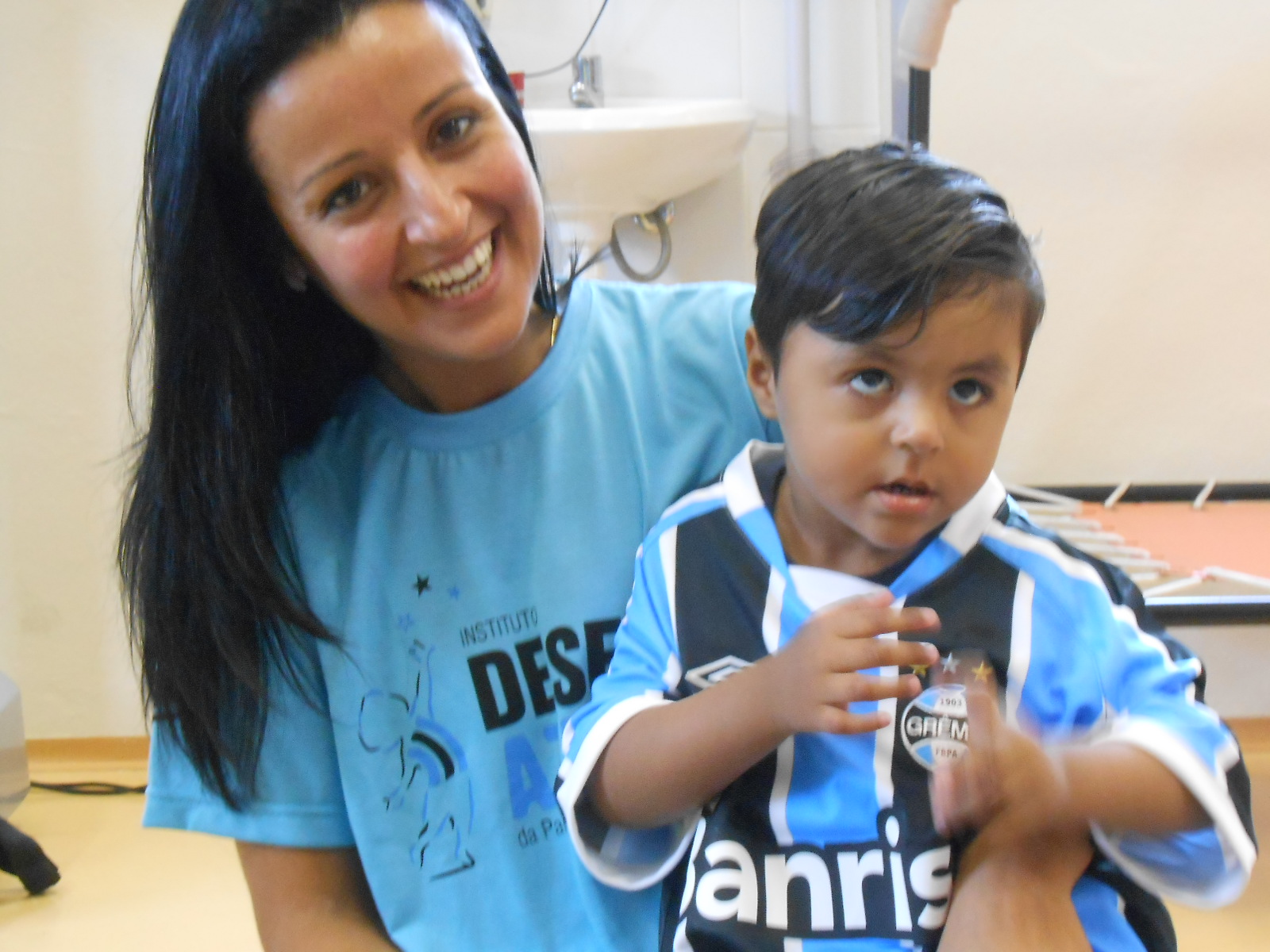 Pedro Henrique faz tratamento na Kinder. É um lindo e simpático gremista. Ficou radiante e abriu um largo sorrisão quando recebeu da voluntária Maria Luisa Villanueva Antunez a sua camiseta oficial personalizada com seu nome.