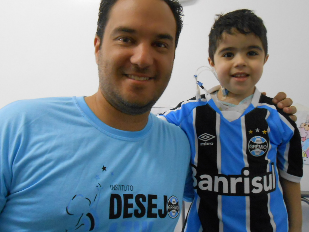 Antônio faz tratamento no Hospital Conceição. Estava ansioso e muito empolgada para receber sua camiseta do Grêmio. E na hora em que o voluntário Fernando Petersen entregou a camiseta Antônio não teve dúvidas, colocou-a no corpo, ficou em pé na cama e era só felicidade e alegria