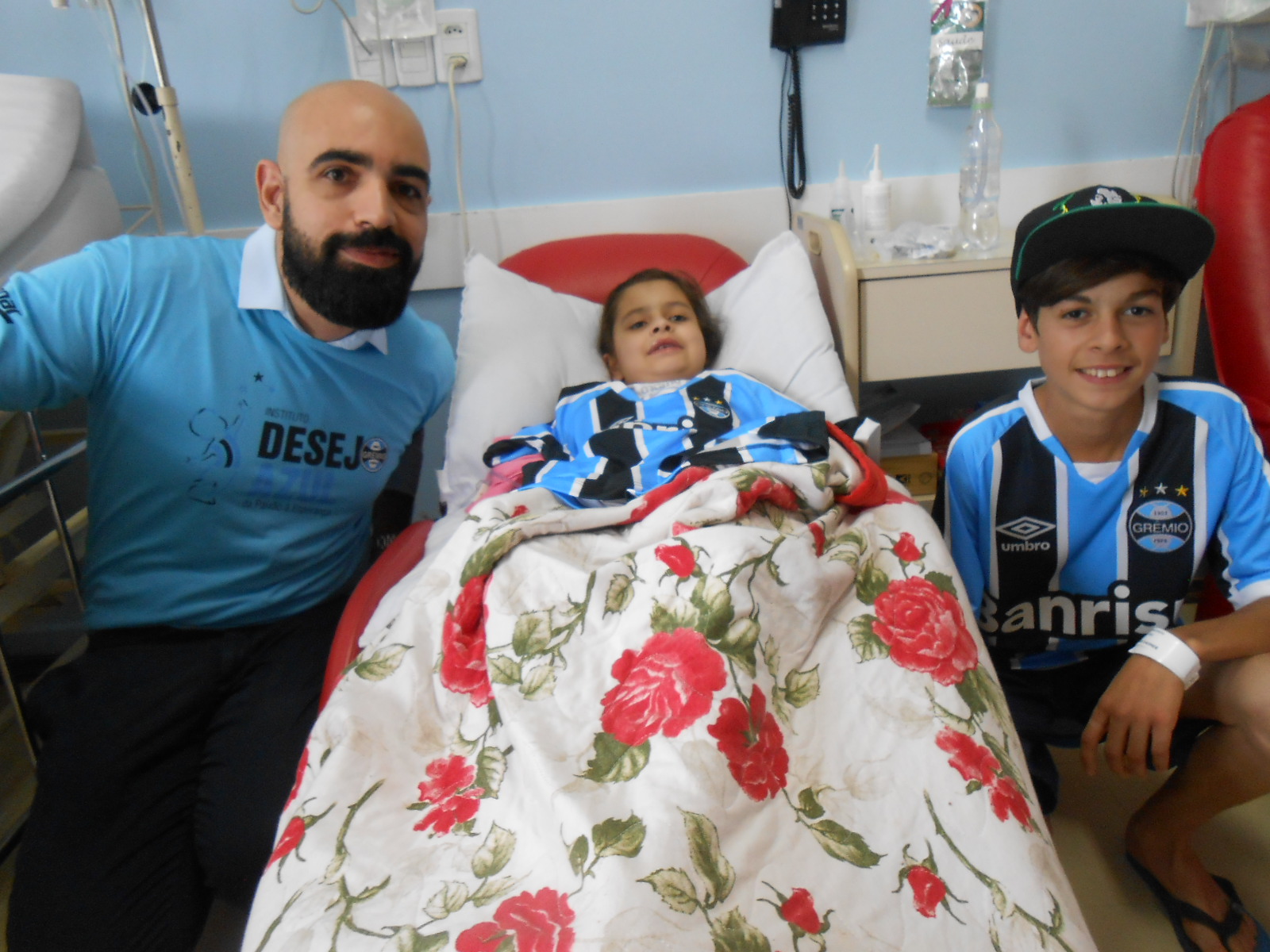 Milena e Bruno fazem tratamento no Instituto de Cardiologia. Estão se recuperando de cirurgias e em breve já estarão em casa levando uma vida normal. Enquanto isso para dar aquela injeção de ânimo nada melhor que atender os seus desejos de ganharem uma camiseta oficial do pentacampeão. E coube ao voluntário Charles Hansen entregar em mãos para este dois guerreiros tricolor o presentão tão desejado. Milena e Bruno, saúde e estamos com vocês !