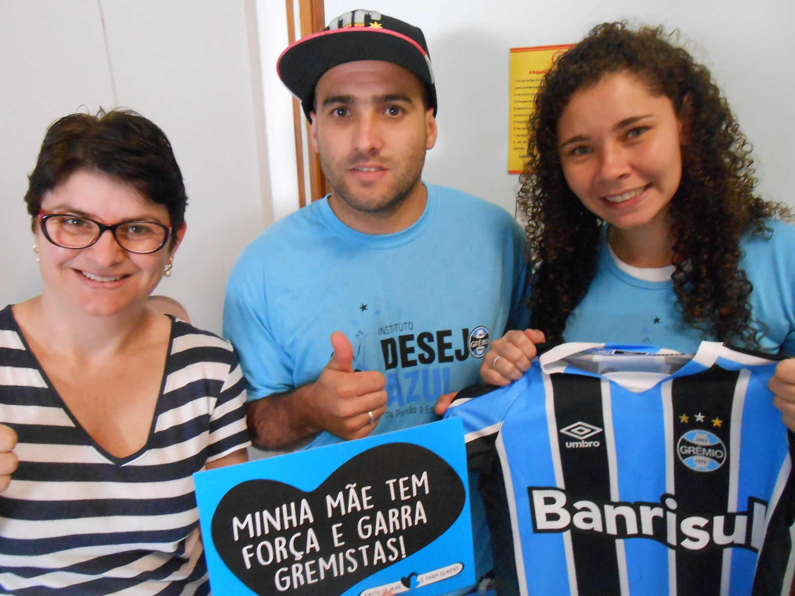 Laura tem três anos e faz tratamento no Hospital da Criança Santo Antônio. Como uma grande guerreira gremista vai ganhar este campeonato da vida. A mãe da menina recebeu a camiseta tricolor personalizada com seu nome dos voluntários Patrick Menezes Marins e Daniela Duarte.