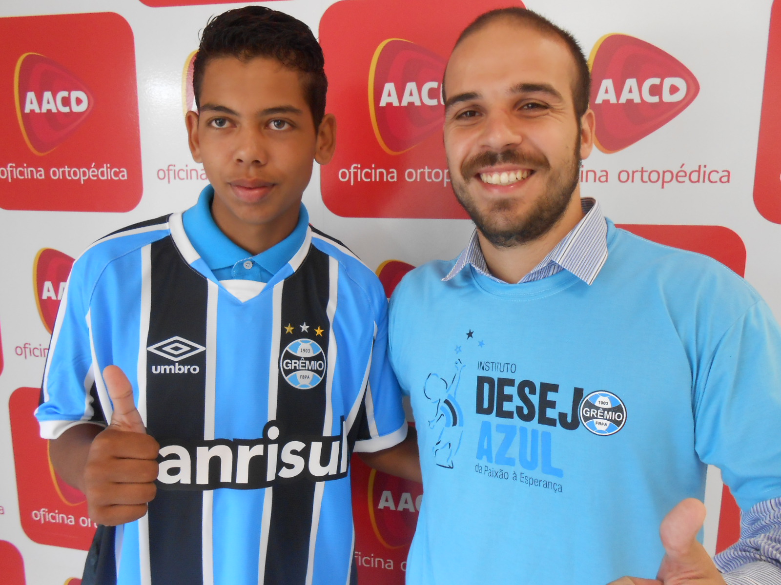 Lucas faz tratamento na AACD há 4 anos. É um gremista fanático destes que não perde um jogo. Sabe tudo de Grêmio . Seu desejo era ganhar uma camiseta tricolor personalizada com seu nome algo que foi possível graças ao voluntário Guilherme Cassemiro.