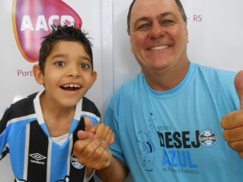 Daniel faz tratamento na AACD. O menino era só sorriso, alegria e felicidade quando recebeu a camiseta oficial do Grêmio personalizada com seu nome do voluntário Antônio Stecker. Agora a missão é levar o menino para ver o Grêmio na Arena.