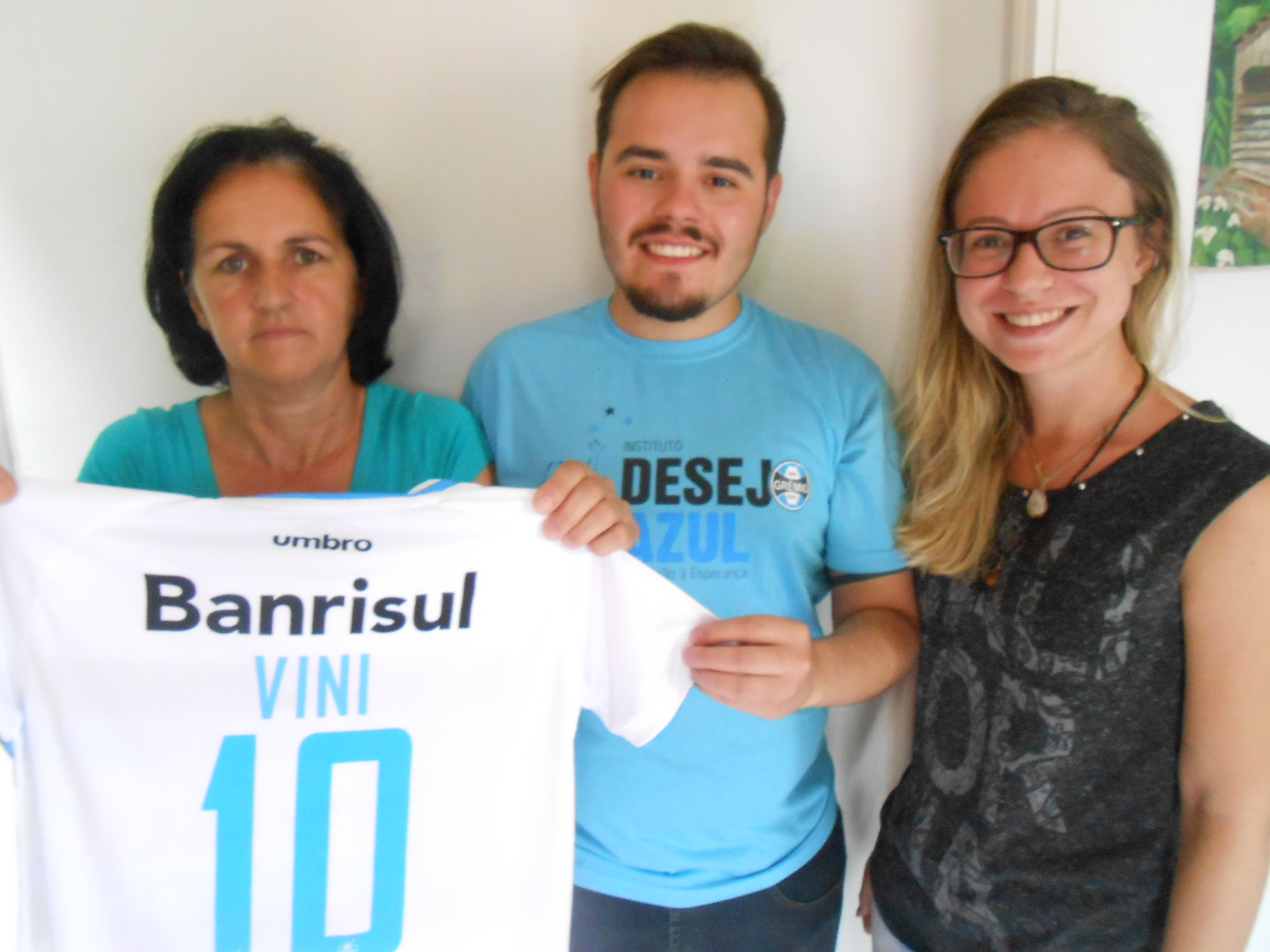 Vinicius faz tratamento na APAE de Canoas. Ele mora em Novo Hamburgo e vai toda semana com sua mãe nesta instituição. Este gremistão está agora uniformizado e preparado para assistir o Gauchão que começa nesta quinta com a camiseta oficial do Grêmio que ganhou do voluntário Diego Koch.