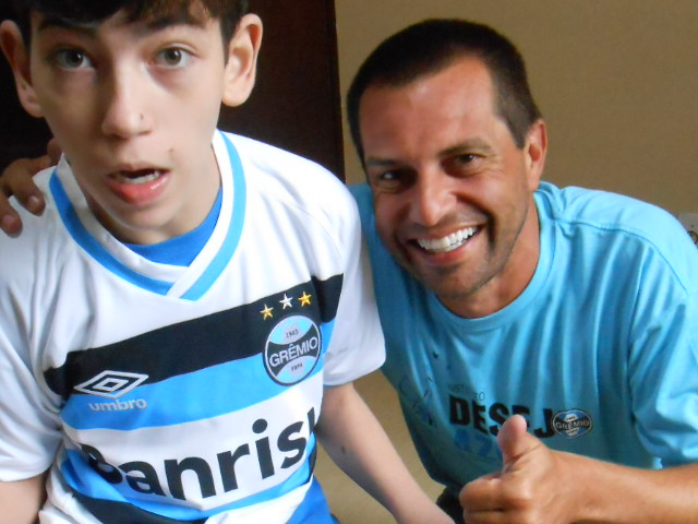 Hiran faz tratamento na APAE de Canoas. Esperava ansioso desde o ano passado por este dia. E o grande dia chegou. Com a presença de seus avós que o acompanhavam Hiran ganhou sua camiseta oficial do Grêmio personalizada com seu nome do voluntário Evandro Soares.